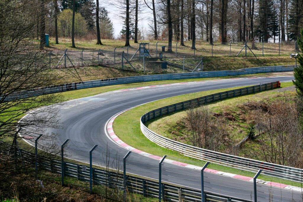 na tor wyścigowy Nurburgring przyjeżdżają kierowcy z całego świata