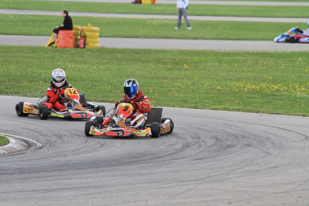 Dynamiczne ujęcie gokarta typu speed car wchodzącego w zakręt, prezentujące niesamowitą prędkość i przód maszyny przygotowanej do zawodów światowej klasy.
