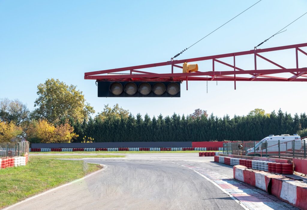 Światła startu nad torem, sygnalizujące moment, w którym profesjonalni kierowcy rozpoczynają walkę o zwycięstwo w prestiżowej światowej serii.