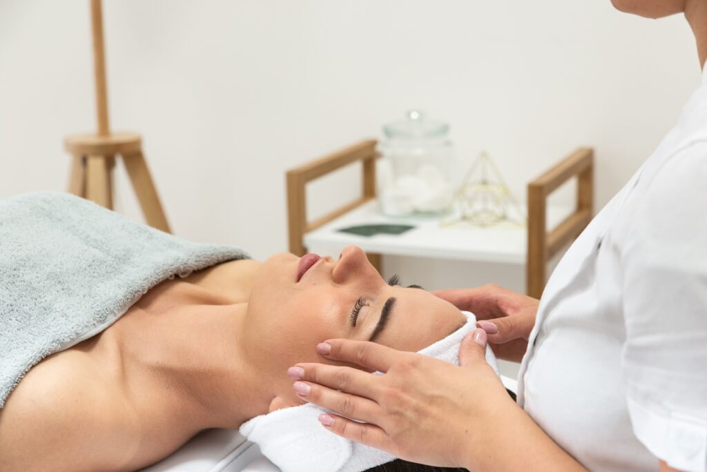 Kobieta korzystająca z relaksującego masażu w SPA – pomysł na prezent zapewniający odpoczynek od codziennych obowiązków.