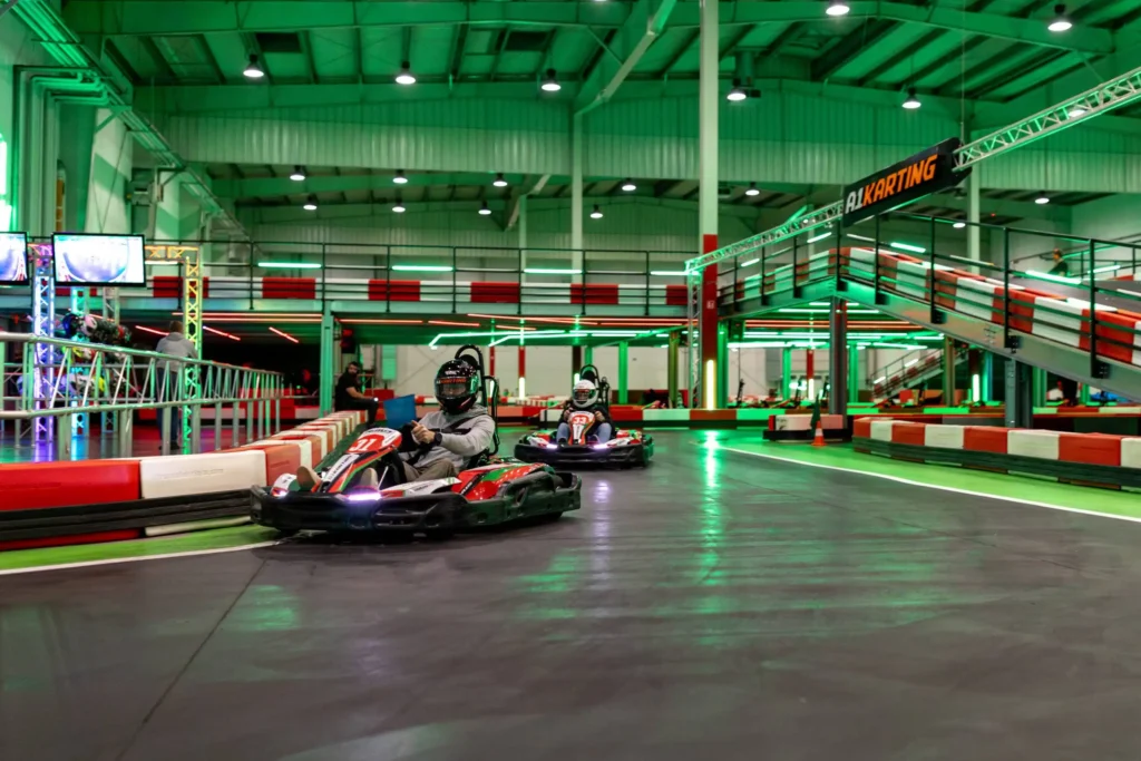 Voucher na jazdę gokartami jako prezent dla kierowcy — profesjonalny tor gokartowy A1 Karting w Warszawie