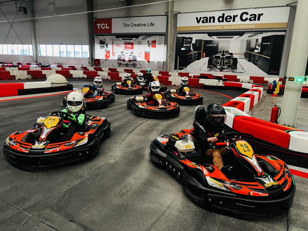 dziecko w kasku na torze kartingowym A1Karting w Warszawie