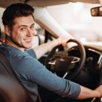 Prezent dla kierowcy - najlepsze pomysły na upominek dla pasjonata motoryzacji