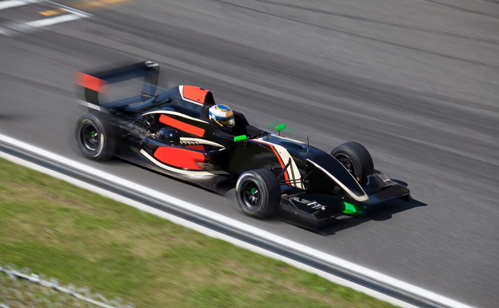 Kierowca F1 zdobywający pole position podczas kwalifikacji Q3 na mokrym torze