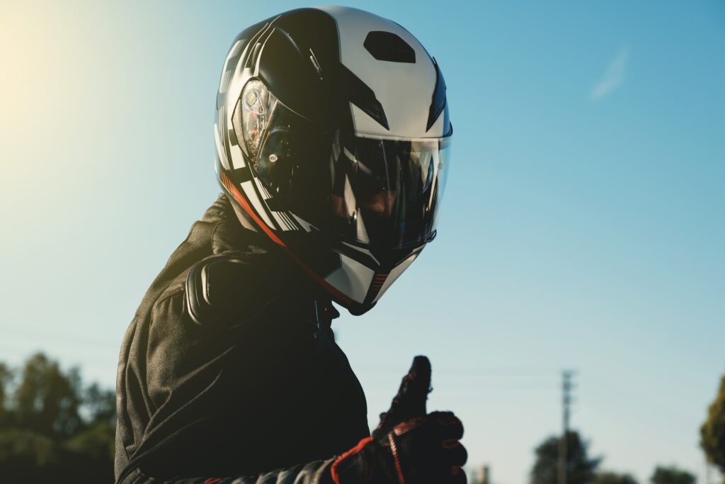 Kierowca wyścigowy na profesjonalnym torze Nürburgring podczas przejazdu testowego w ramach track day