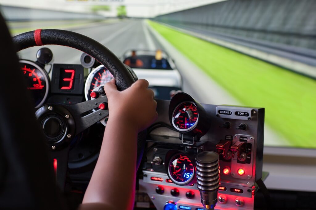Profesjonalny symulator wyścigowy SimRacing z platformą motion do nauki techniki jazdy na torach FIA