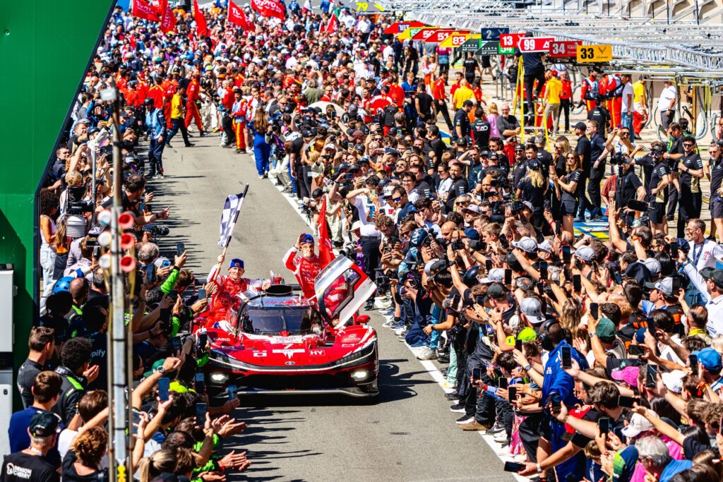 Wyścig Le Mans 2026 Toyota GR010 Hybrid na torze Circuit de la Sarthe