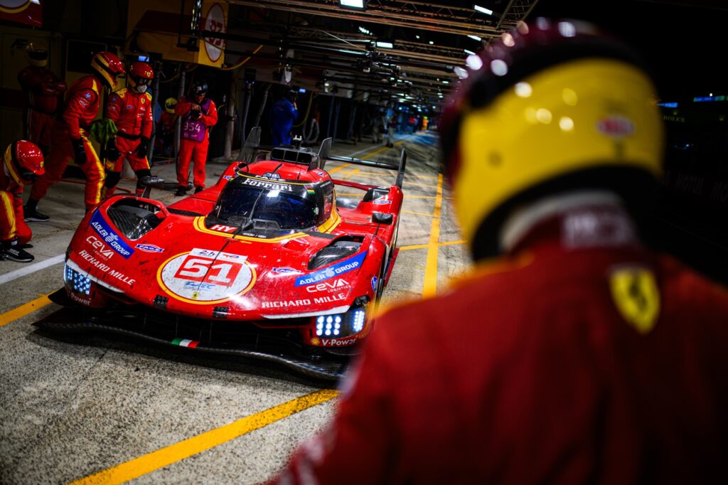 kierowcy 24h Le Mans zmieniają się w boksach podczas pit stopu