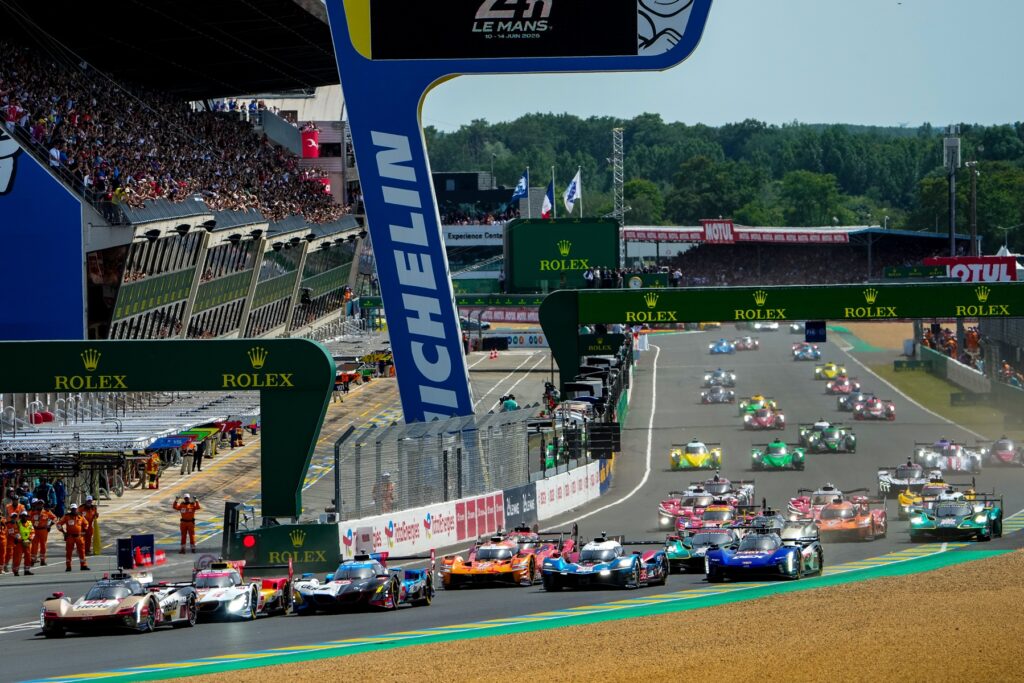 prosta Le Mans samochody Hypercar przy prędkości 300 kmh