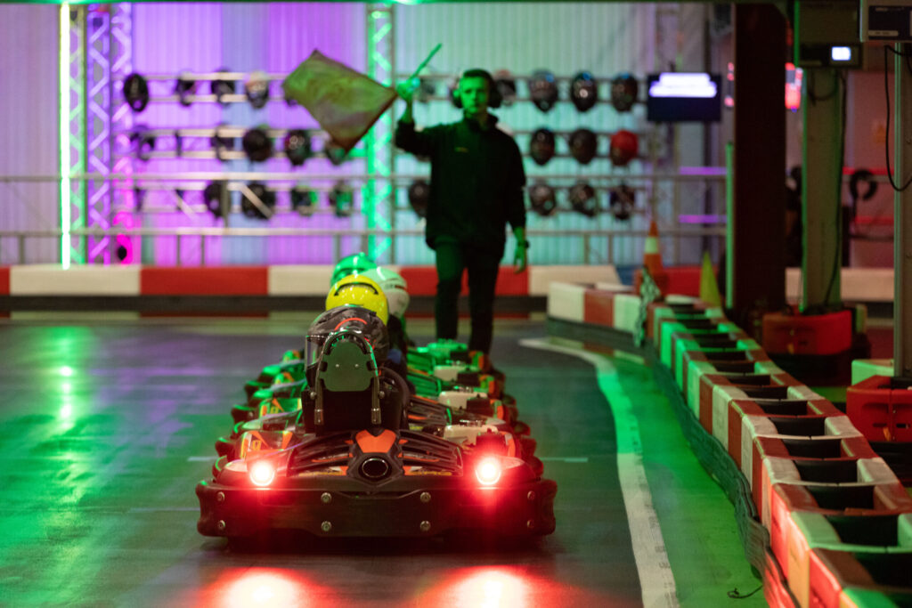 Dzieci podczas rywalizacji i wyścigu organizowanego w szkółce kartingowej A1 Karting w Warszawie
