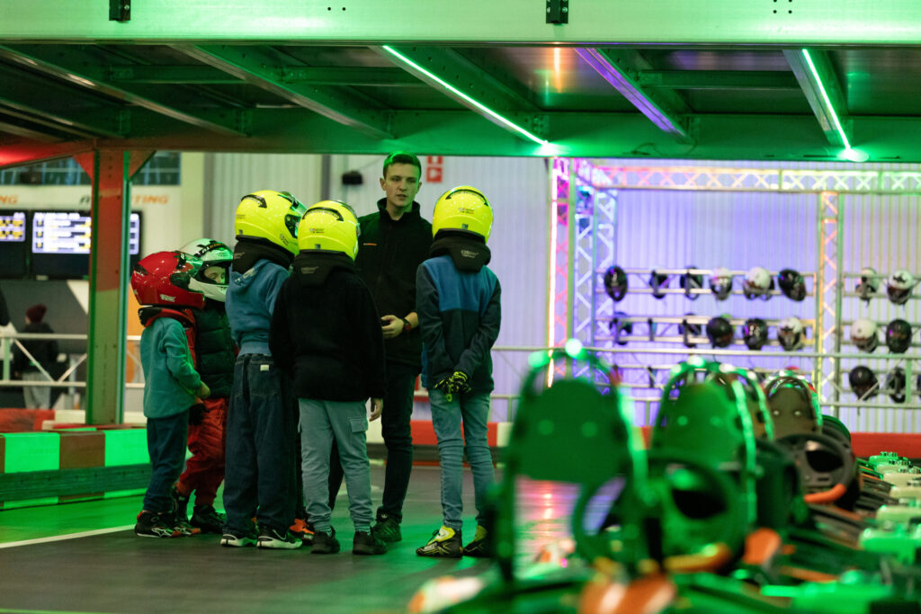 Dzieci podczas zajęć z trenerem na torze gokartowym A1 Karting