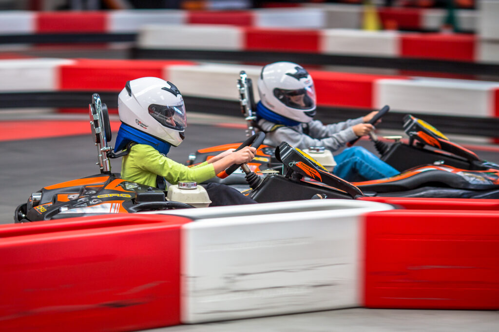 9-latek prowadzi elektryczny gokart CRG Puffo podczas urodzin na torze A1Karting