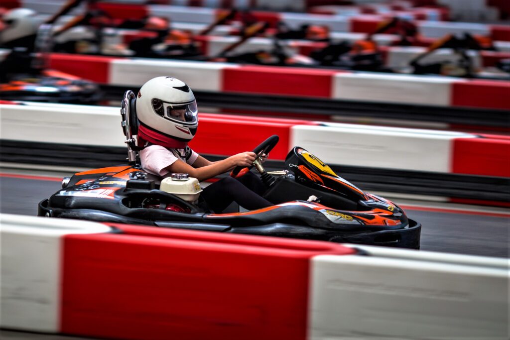 Dzieci w kaskach na starcie urodzinowego Grand Prix na krytym torze kartingowym A1Karting w Warszawie